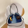 Bolso tote de mezclilla degradado azul y blanco con asa trenzada y amuleto de cachorro - Grande / Azul