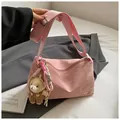 Sac bandoulière en nylon rose avec bandoulière large et pendentif ours mignon - Rose Avec Pendentif