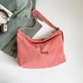 Borsa a tracolla in tela rosa stile retrò con toppa logo in pelle marrone scuro - Rosa