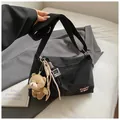 Grand sac messager noir avec broderie rose et breloque ours pour un style quotidien - Noir Avec Pendentif