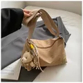 Sac messager en nylon kaki avec logo CHUU, bandoulière large et breloque ours en peluche - Khaki Avec Pendentif