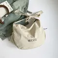 Beige Nylon-Mondtasche mit verknotetem Schultergurt und Kordelzug-Details - Weiß