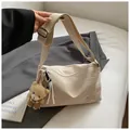Sac messager en nylon blanc crème avec large bandoulière et pendentif ours - Blanc Crème avec Pendentif