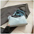 Sac messager bleu clair minimaliste avec broderie cœur et sangle ajustable - Bleu Sans Pendentif
