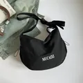 Schwarze Nylon-Halbmond-Umhängetasche mit Schleifenriemen und großem Fassungsvermögen - Schwarz
