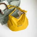 Leuchtend gelbe sichelförmige Nylon-Hobo-Tasche mit stilvoller Schleife am Schultergurt - Gelb