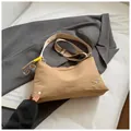 Sac bandoulière beige avec broderie cœur et large sangle pour un look décontracté - Kaki (Sans Pendentif)