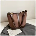 Vintage-Beuteltasche aus braunem Wildleder mit Lederbesatz und Schultergurt - Braun