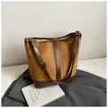 Vintage Umhängetasche aus mattem braunem Leder mit verstellbarem Schultergurt - Braun