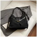 Schicke schwarze Schultertasche aus Wildlederimitat mit goldenen Metallschnallen - Ohne Anhänger / Schwarz
