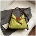Große grasgrüne Wildledertasche mit braunen Lederriemen und Metallbeschlägen - Ohne Anhänger / Grün