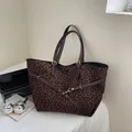 Grote shopper met luipaardprint voorzien van donkerbruine lederen handvatten en goud - Donkerbruin Luipaard