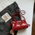 Ρετρό βαθυκόκκινη γυαλιστερή δερμάτινη τσάντα με χρυσή αγκράφα και λουράκι χιαστί - Κόκκινο
