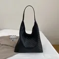 Minimalistische schwarze gewebte Shopper-Tasche aus Kunstleder mit breitem Trageriemen - Schwarz
