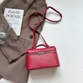 Sac bandoulière rouge en cuir litchi avec poignée et fermetures éclair coeur en argent - Rouge