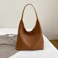 Braune geflochtene Hobo-Tasche mit glattem Ledergriff und großem Schulterdesign - Braun