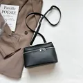 Sac bandoulière en cuir grainé noir minimaliste avec détails argentés et bandoulière - Noir