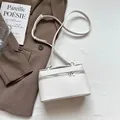 Sac bandoulière blanc en cuir grainé avec fermeture à glissière en métal et sangle - Blanc perle