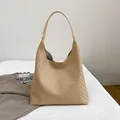 Beigefarbene gewebte Hobo-Beuteltasche aus Leder mit breitem Schultergurt für Damen - Khaki