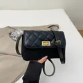 Klassische schwarze Stepptasche mit mattem Wildleder-Finish und goldenem Drehverschluss - Schwarz