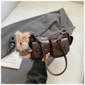 Borsa a mezzaluna in finta pelle marrone scuro con fiocchi chic e charm a cucciolo - Caffè Con Pendente