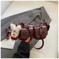 Borsa a spalla rosso bordeaux multitasche con fiocco e ciondolo di peluche - Rosso Vino con Ciondolo