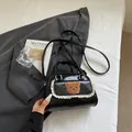Schwarze glänzende Schultertasche mit süßer Bärenstickerei und weißem Spitzenbesatz - Schwarz