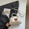 Cremefarbene PU-Schultertasche mit süßem Bären-Patch und Spitzenbesatz-Details - Gebrochenes Weiß