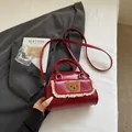 Rote PU-Leder Achseltasche mit süßem Bären-Aufnäher und Spitzenbesatz-Details - Rot