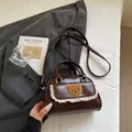 Dunkelbraune PU-Schultertasche mit Plüschbären-Patch und Spitzenbesatz-Detail - Kaffee