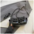 Glänzende schwarze Achseltasche aus Kunstleder mit Schleifen und Vordertaschen - Schwarz ohne Anhänger