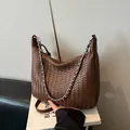 Sac sous le bras en cuir tressé marron foncé avec chaîne argentée au style épuré - Grand / Marron