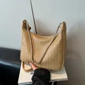 Sac hobo tissé marron clair avec chaîne en métal argenté et large bandoulière en cuir - Grand / Kaki