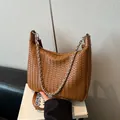 Sac sous le bras tressé marron chic avec finition caramel et bandoulière en chaîne - Grand / Marron