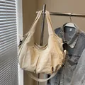 Borsa a tracolla minimalista in nylon beige con grande capacità e trama ripstop - Bianco Sporco