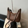 Sac hobo tressé marron foncé avec silhouette en croissant et bandoulière argentée - Petit / Marron