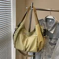 Borsa a tracolla grande in nylon giallo oliva con tasche frontali e tracolla larga - Verde