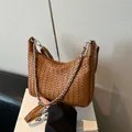 Sac sous le bras en cuir PU tressé marron avec chaîne argentée et fermeture zippée - Petit / Marron