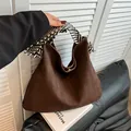 Grand sac fourre-tout marron foncé avec poignées tissées et texture mate - Marron