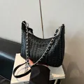 Grand sac porté épaule noir tressé avec chaîne argentée et design hobo moderne - Petit / Noir