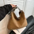Sac fourre-tout matelassé marron avec décoration de foulard en soie et style épuré - Kaki