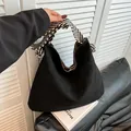 Sac hobo noir mat avec texture matelassée et foulard en soie rayé sur la poignée - Noir
