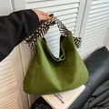 Sac fourre-tout vert en daim avec motif losanges et foulard rayé sur l'anse - Vert