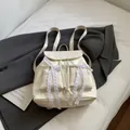 Cremeweißer Schulrucksack mit Spitzen-Schleifen und karierten Pattentaschen Design - Weiß