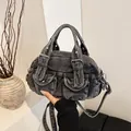 Borsa bowling vintage in denim lavato grigio scuro con cuciture a contrasto e tracolla - Senza Ciondolo / Nero