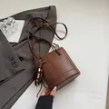 Bolso cubo marrón retro con textura tejida, asa de cuero y correa de hombro ajustable - Con Colgante / Marrón