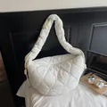 Sac bandoulière matelassé blanc perle avec broderie cœur et bandoulière nouée - Blanc