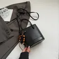 Bolso saco tejido negro de moda con borla de cuentas de madera y correa de hombro - Con Colgante / Negro