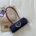 Borsa a cilindro blu navy con pois rossi e toppa a cuore in pizzo con fiocco laterale - Blu scuro