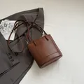 Elegante bolso tipo cubo de cuero trenzado marrón oscuro con correa de hombro ajustable - Sin colgante / Marrón